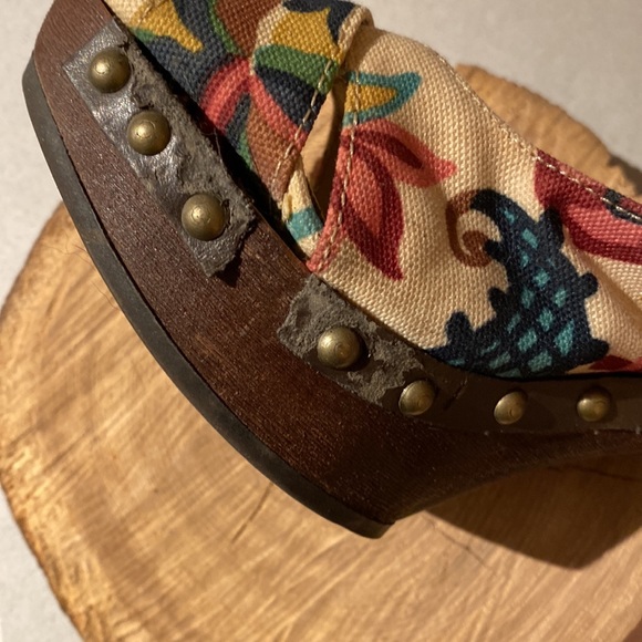 SM New York floral canvas studded peep toe pumps - Picture 7 of 13